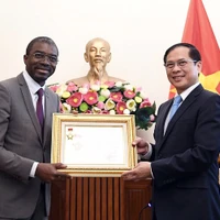 El viceprimer ministro y canciller de Vietnam, Bui Thanh Son, entregó a Lazare Eloundou Assomo, director del Centro del Patrimonio Mundial de la UNESCO la medalla conmemorativa "Por la Causa de la Diplomacia Vietnamita", en reconocimiento a sus destacadas contribuciones a la preservación y promoción del patrimonio vietnamita y a la cooperación bilateral. (Fuente: VNA)