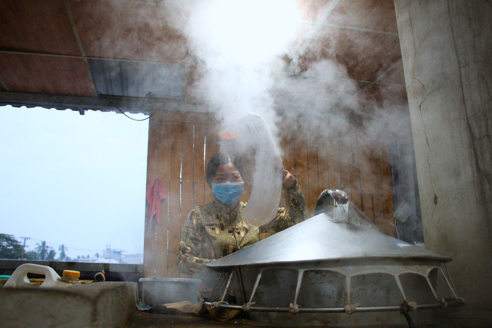 En el mercado flotante de Cai Rang, los turistas pueden visitar y aprender sobre la artesanía tradicional de la fabricación de papel de arroz. Foto: VNA