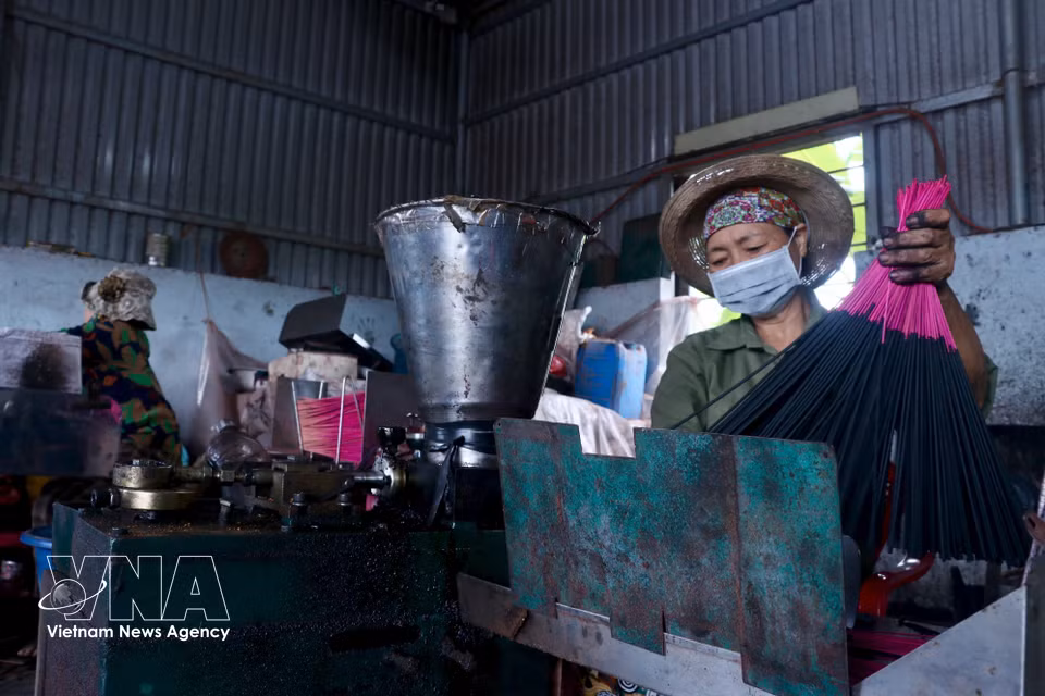 Los talleres de Van Quan han incorporado maquinaria a la producción para reducir la mano de obra y aumentar la productividad del incienso negro. Foto: VNA