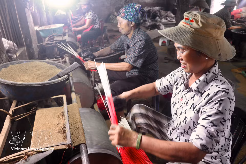 Los talleres de Van Quan han incorporado maquinaria a la producción para reducir la mano de obra y aumentar la productividad del incienso negro. Foto: VNA
