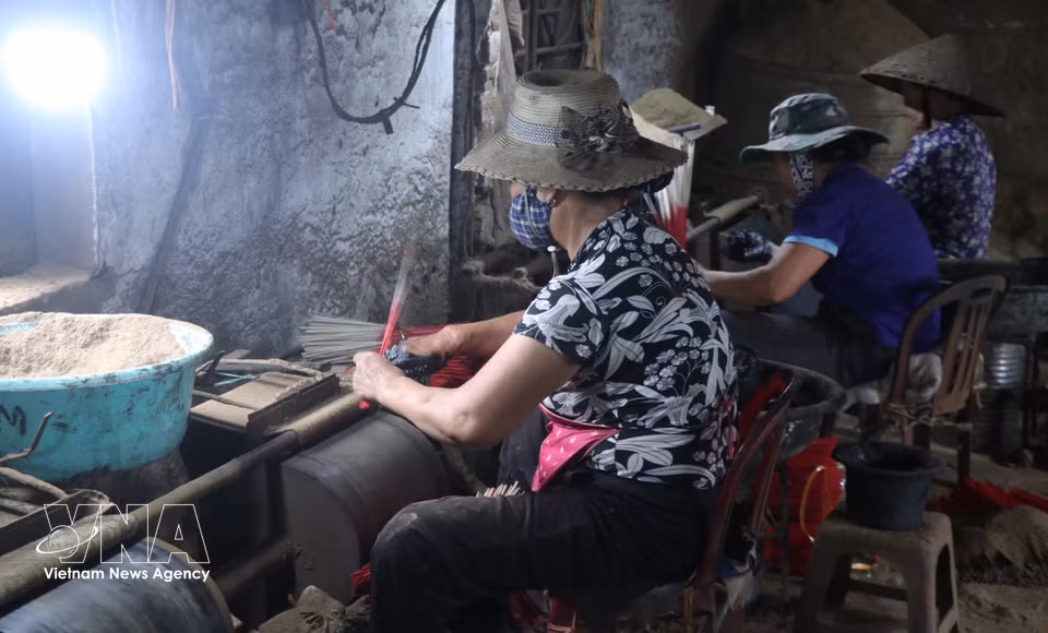 Numerosos talleres de producción de incienso en Van Quan, comuna de Dien Ha, provincia de Hung Yen, atraen a muchos trabajadores locales. Foto: VNA