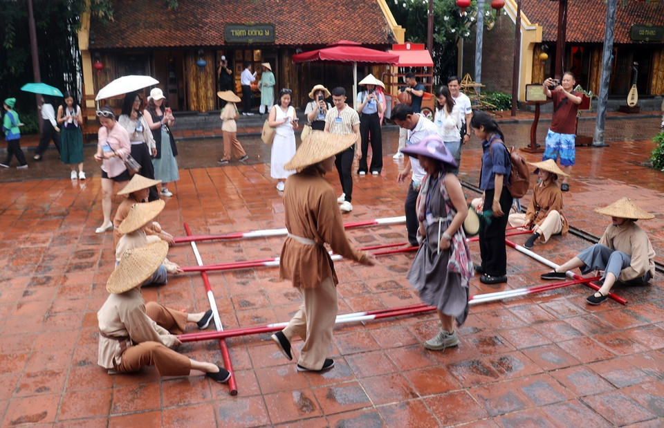 Turistas participan en una danza del bambú en la isla de Phu Quoc. (Foto: VNA)