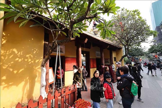 El templo Bach Ma, construido originalmente en el distrito de Tho Xuong, Hoai Duc, ahora se encuentra en el No. 76 de la calle Hang Buom, distrito de Hoan Kiem. El templo rinde homenaje a Long Do, la deidad guardiana de la capital de Thang Long y protectora de la puerta oriental. (Foto: VNA)