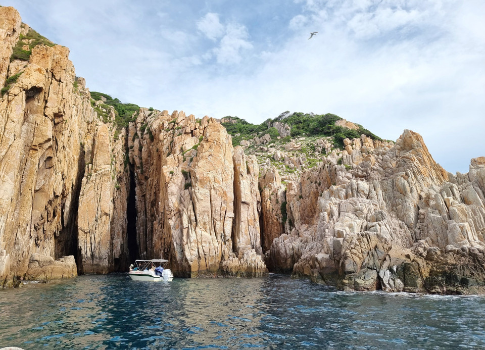Las montañas rocosas de la bahía de Vinh Hy son como un muro que bloquea las olas del inmenso océano. (Foto: VNA)