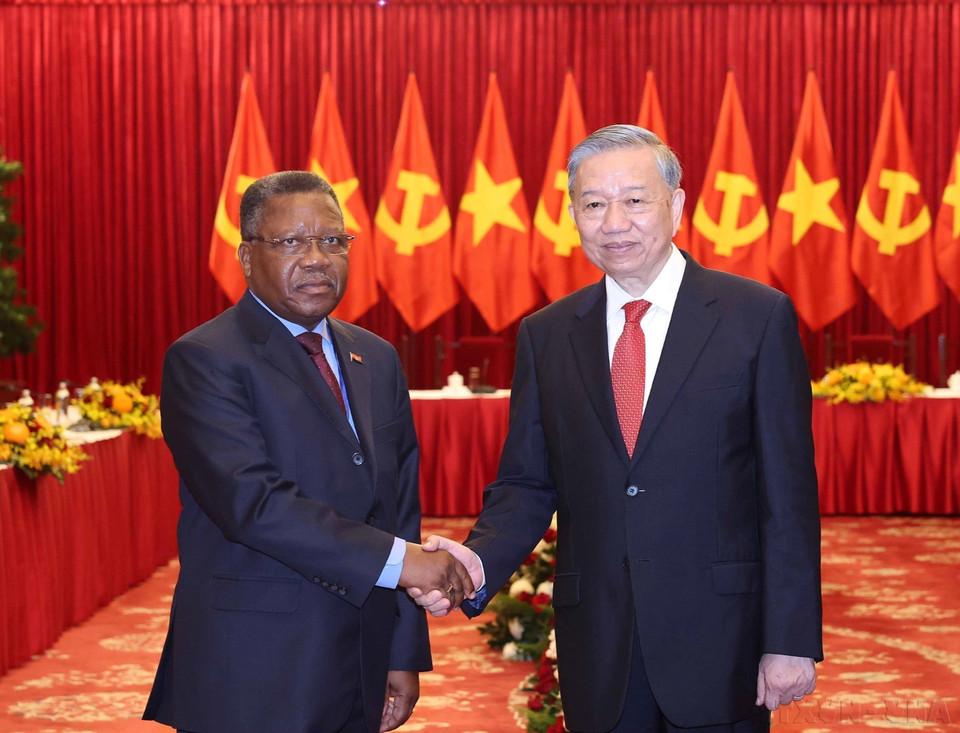 El secretario general del Partido Comunista de Vietnam, To Lam, recibe al miembro del Buró Político del Movimiento Popular para la Liberación de Angola (MPLA), Jorge Inocenio Dombolo, quien asistió al acto por el 50.º aniversario de la Liberación del Sur y la Reunificación Nacional (Ciudad Ho Chi Minh, 29 de abril de 2025). Foto: VNA