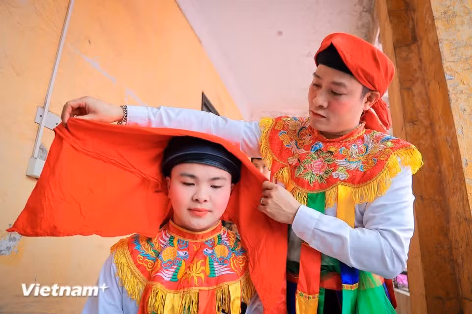 Los bailarines, todos hombres de la comunidad, se maquillan de forma vistosa y se visten con atuendos femeninos antes de participar en la procesión. (Foto: Vietnam+)