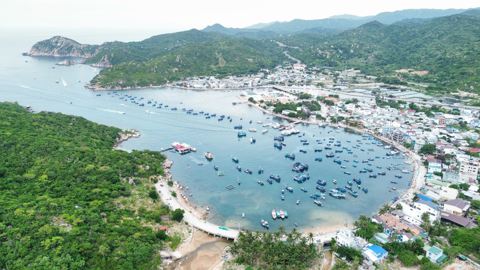 La poética belleza de la bahía de Vinh Hy, ubicada en la comuna de Vinh Hai, provincia de Khanh Hoa. (Foto: VNA)