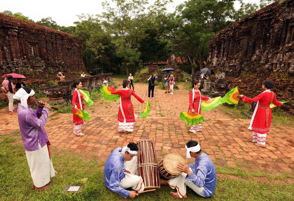 El complejo del templo My Son (ciudad de Da Nang), patrimonio cultural mundial, es uno de los lugares elegidos por muchos turistas para visitar y explorar la belleza de la cultura, la historia y la arquitectura. (Foto: VNA)