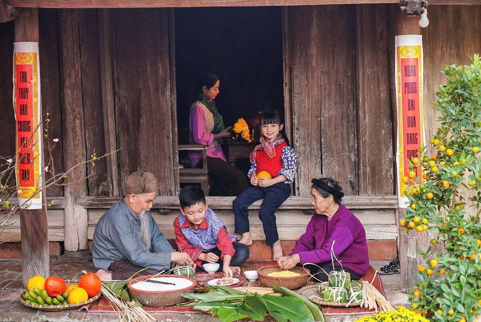Para los vietnamitas, el Año Nuevo Lunar es una ocasión para que los miembros de la familia se reúnan y disfruten de la alegría del reencuentro. Foto: VNA