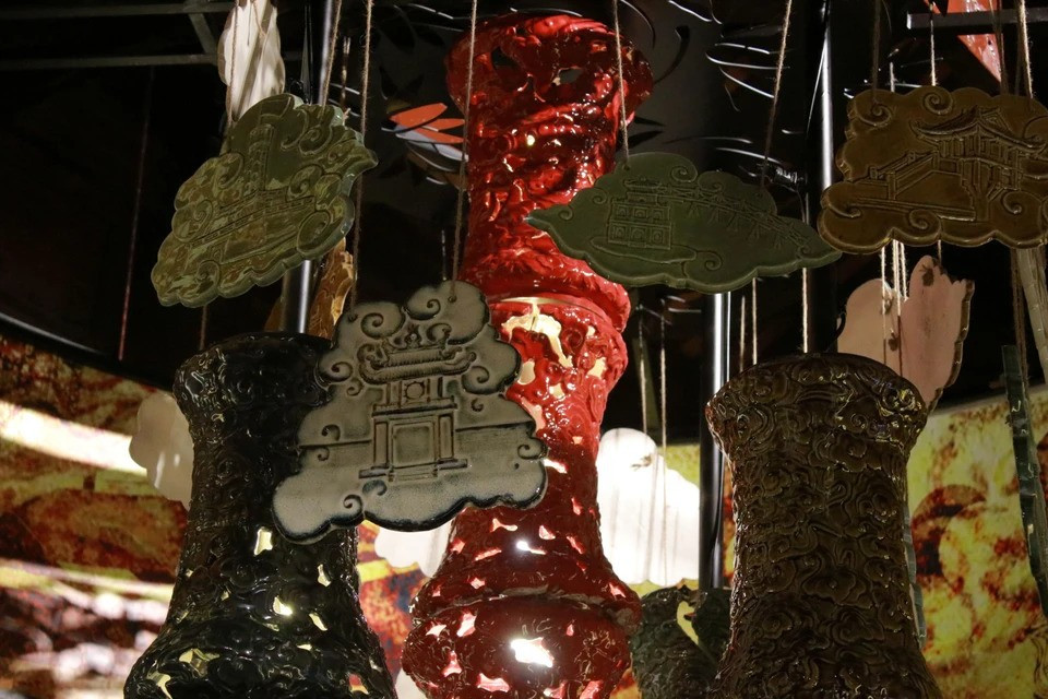 Lámpara grande decorada con muchos patrones e imágenes antiguos que representan artesanías tradicionales como fundición, herrería, artesanía en plata, bordado, fundición de bronce y grabado de sellos. (Foto: Vietnam+)