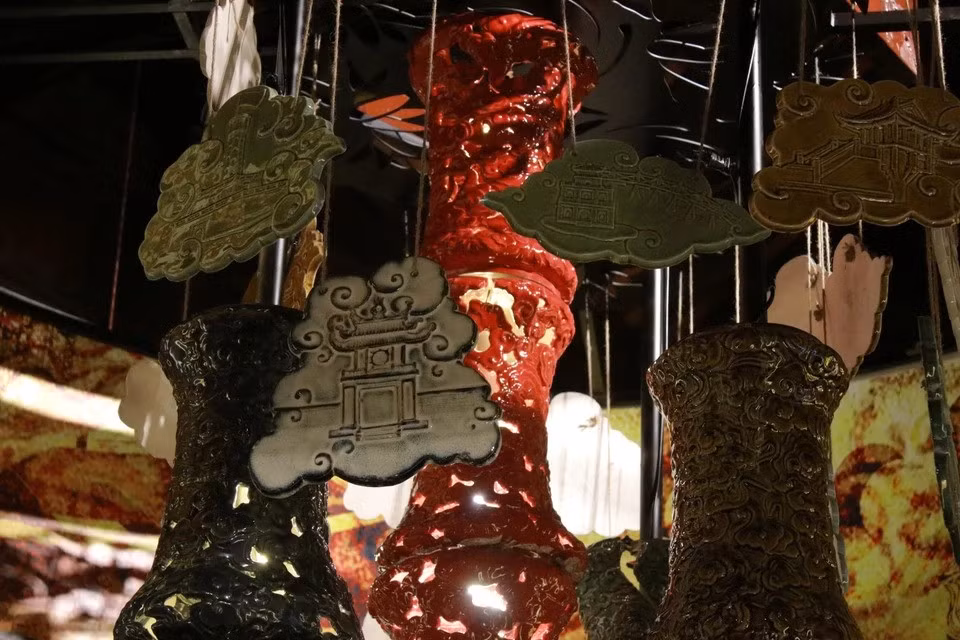 Lámpara grande decorada con muchos patrones e imágenes antiguos que representan artesanías tradicionales como fundición, herrería, artesanía en plata, bordado, fundición de bronce y grabado de sellos. (Foto: Vietnam+)