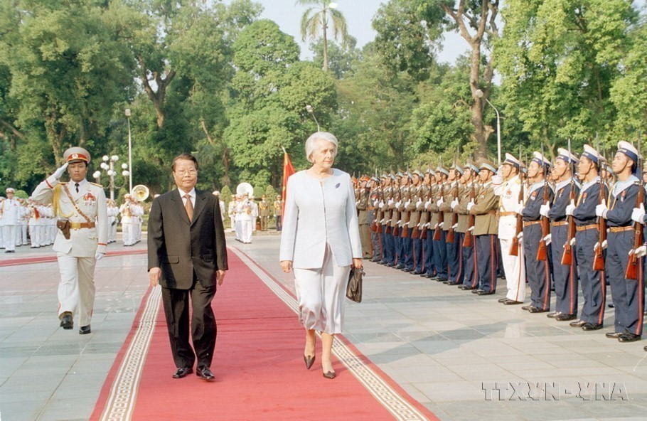 El presidente vietnamita Tran Duc Luong presidió la ceremonia de bienvenida a la gobernadora general de Nueva Zelanda, Silvia Cartwright, en visita oficial a la nación indochina, el 24 de noviembre de 2005. Foto: VNA