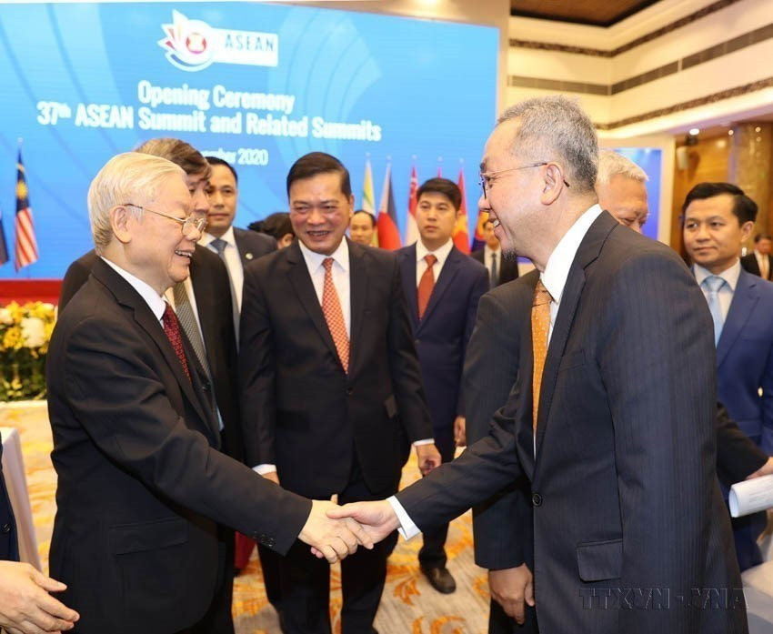 Desde el inicio de las reformas, Vietnam ha expresado su deseo de ser amigo de todas las naciones y ha mostrado su disposición a cumplir con las misiones internacionales. En la imagen: El secretario general del Partido Comunista y presidente de Vietnam, Nguyen Phu Trong, junto con otros delegados, inauguraron la Cumbre de la ASEAN 37 y las Cumbres relacionadas, celebradas en línea desde Hanoi, el 12 de noviembre de 2020. Foto: VNA
