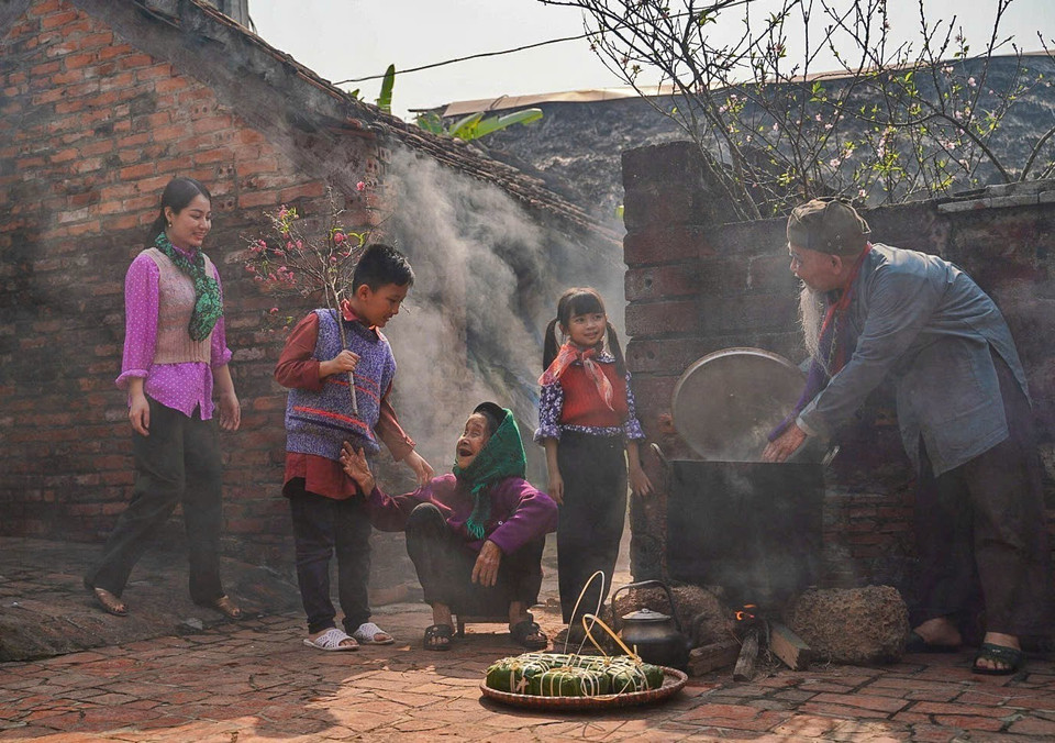 Generaciones de la familia se preparan para celebrar el Tet juntos. Foto: VNA