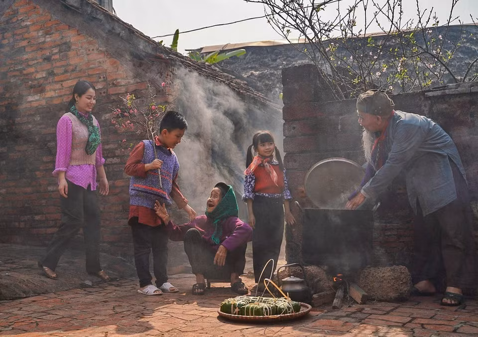Generaciones de la familia se preparan para celebrar el Tet juntos. Foto: VNA