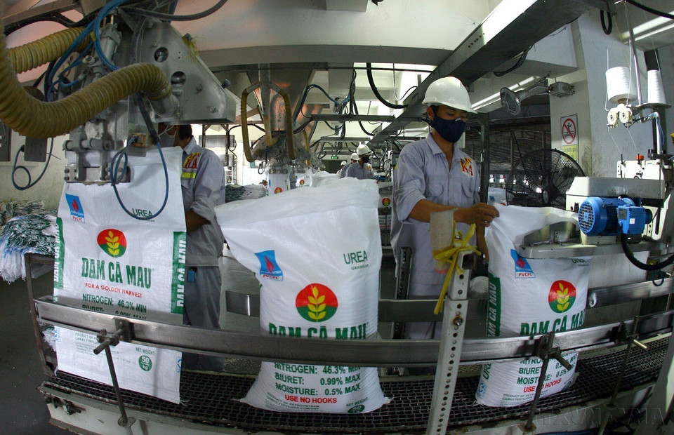 Las exportaciones de Vietnam a Angola se centran principalmente en productos como arroz, textiles y fertilizantes... En la foto: Empaquetado de fertilizantes en la empresa Ca Mau de Fertilizantes. Foto: VNA