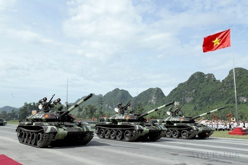 El desfile de tanques durante el ensayo general para la conmemoración del 80 aniversario de la Revolución de Agosto y Día Nacional (A80). Foto: VNA