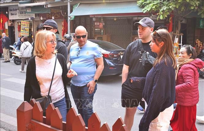 Además de los fieles locales, los turistas extranjeros también visitan el templo Bach Ma para explorar su importancia cultural. (Foto: VNA)