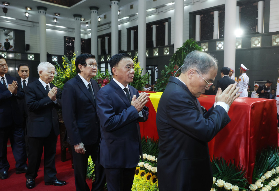 La delegación del Comité Central del Partido Comunista de Vietnam, encabezada por el secretario general To Lam, rindió homenaje al expresidente Tran Duc Luong. Foto: VNA