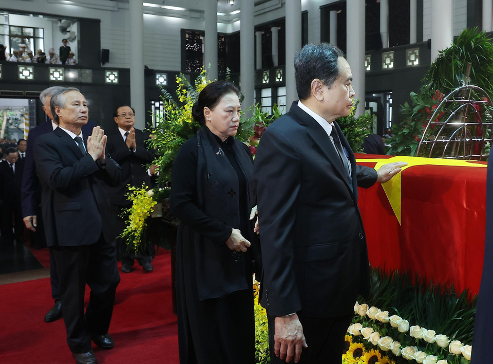 La delegación del Comité Central del Partido Comunista de Vietnam, encabezada por el secretario general To Lam, rindió homenaje al expresidente Tran Duc Luong. Foto: VNA