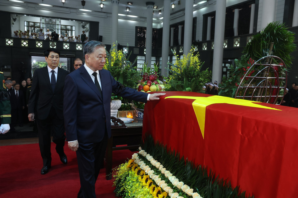 La delegación del Comité Central del Partido Comunista de Vietnam, encabezada por el secretario general To Lam, rindió homenaje al expresidente Tran Duc Luong. Foto: VNA