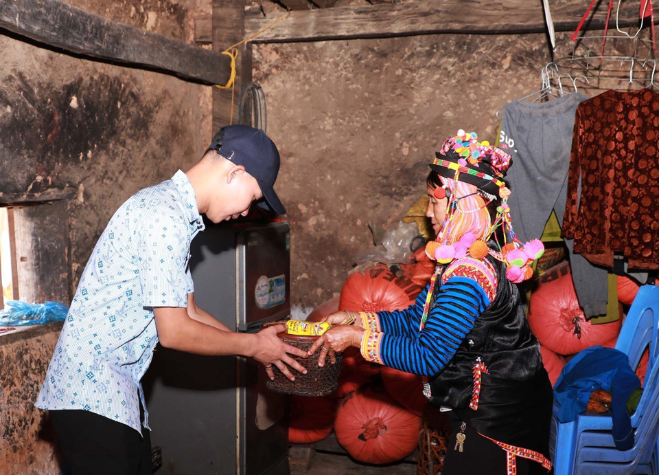 Los hijos y nietos deben inclinarse cortésmente al ofrecer o recibir regalos en señal de respeto a sus padres. (Foto: VNA)