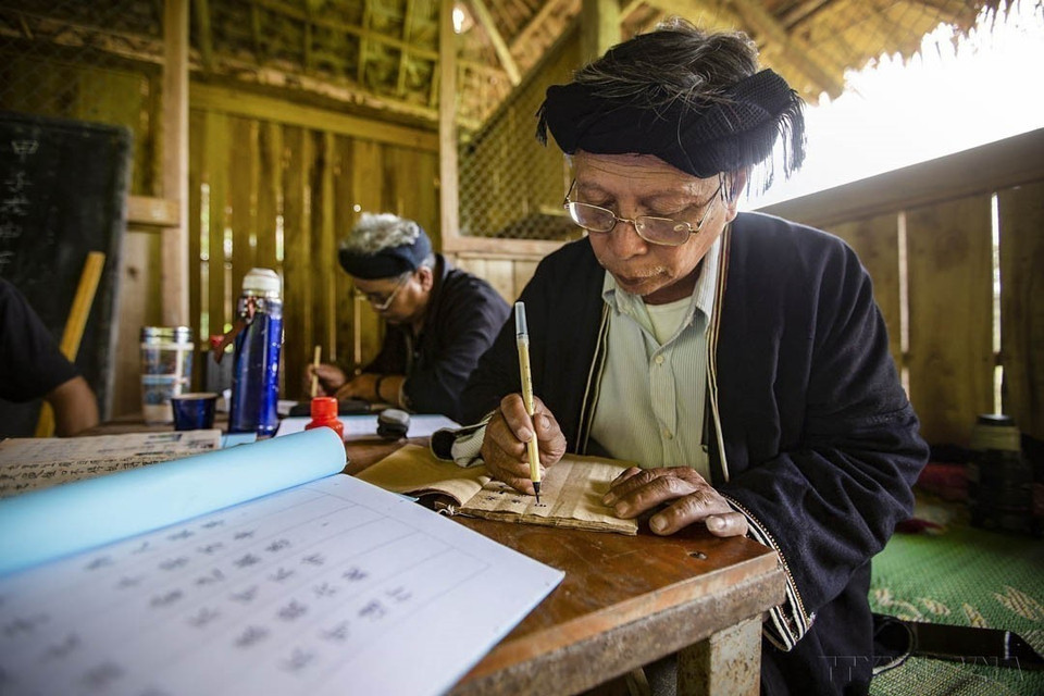 En 2008, al percatarse de que la escritura étnica Dao corría el riesgo de desaparecer, Ly Van Henh, de la aldea Sung (Cao Son, Da Bac), con la ayuda de miembros de la red para la preservación del conocimiento indígena de las minorías étnicas en la provincia de Hoa Binh, propuso al Comité Popular de la comuna de Cao Son la enseñanza y popularización de la escritura Nom-Dao entre los funcionarios y la población local. Foto: VNA