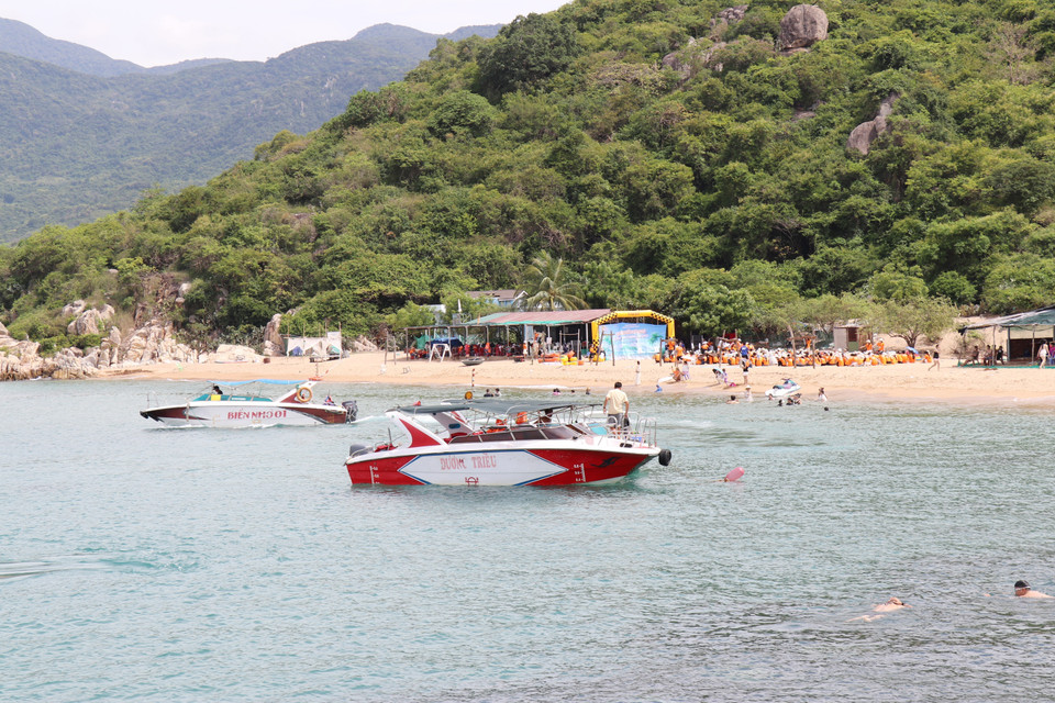 Actividades turísticas en la bahía de Vinh Hy, en la comuna de Vinh Hai, provincia de Khanh Hoa. (Foto: VNA)