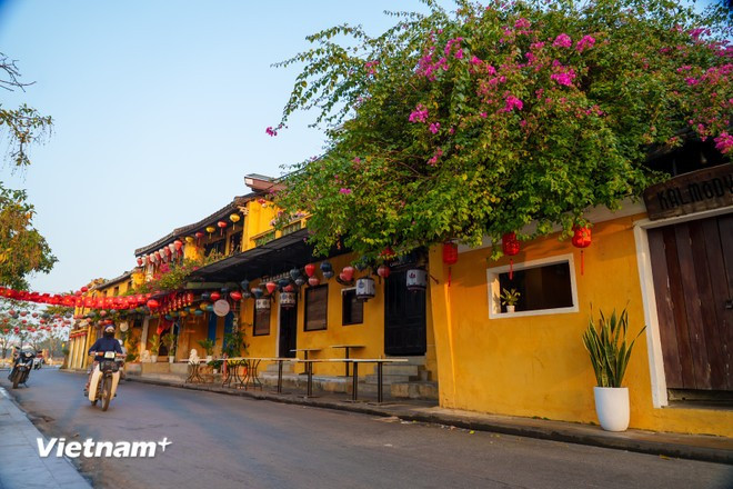 La paz se respira en cada calle del casco antiguo, antes de que abran todas las tiendas. (Foto: Vietnam+)