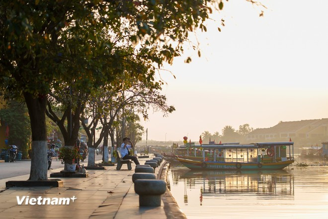 Hoi An al amanecer no es solo para ver, sino para sentir. Sentir un patrimonio que "vive" persistente y silenciosamente tras el brillo y el glamour del turismo. (Foto: Vietnam+)