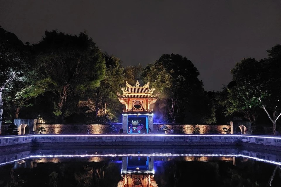 Situado en el centro de la reliquia, cerca de las estelas doctorales y de Khue Van Cac (Pabellón Constelación de Literatura), el pozo Thien Quang se considera la fuente sagrada del cielo y la tierra. (Foto: Vietnam+)