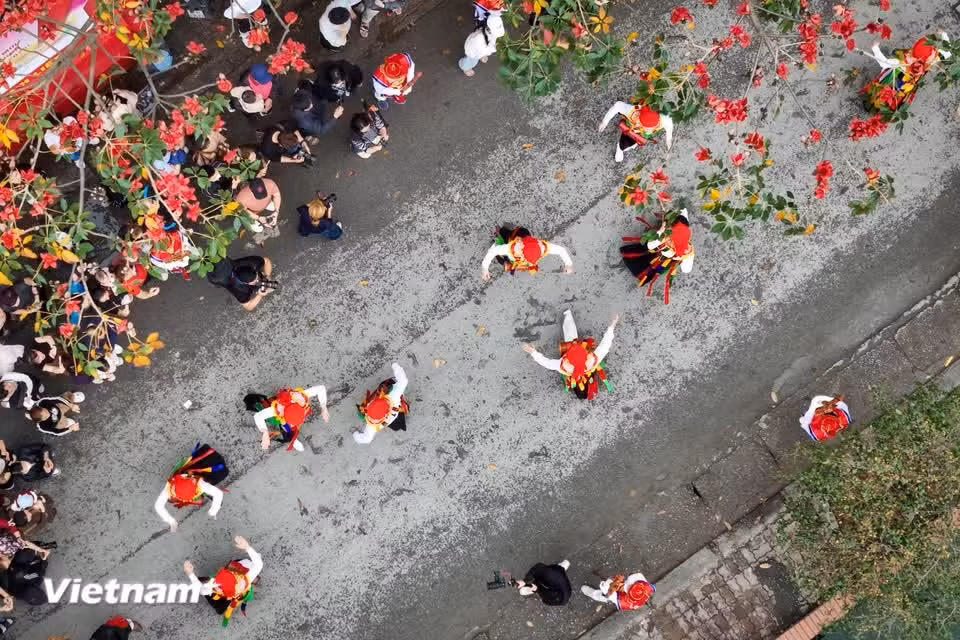 En cada celebración, al menos seis “con di” deben participar en la danza. (Foto: Vietnam+)