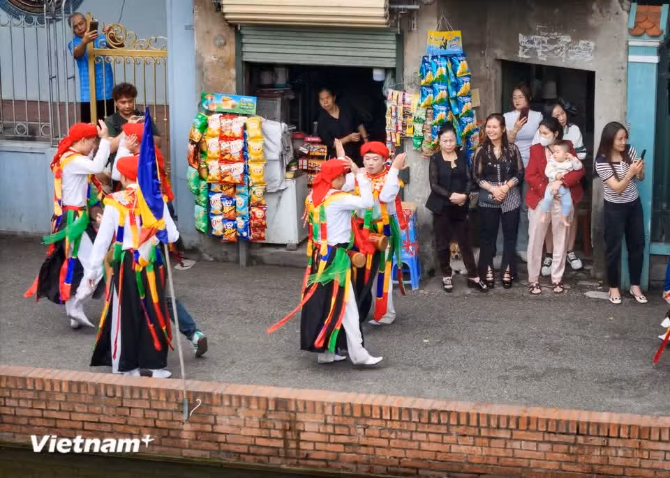 Aunque los habitantes participan de esta tradición cada año, la emoción y la expectativa se renuevan en cada edición del festival. (Foto: Vietnam+)