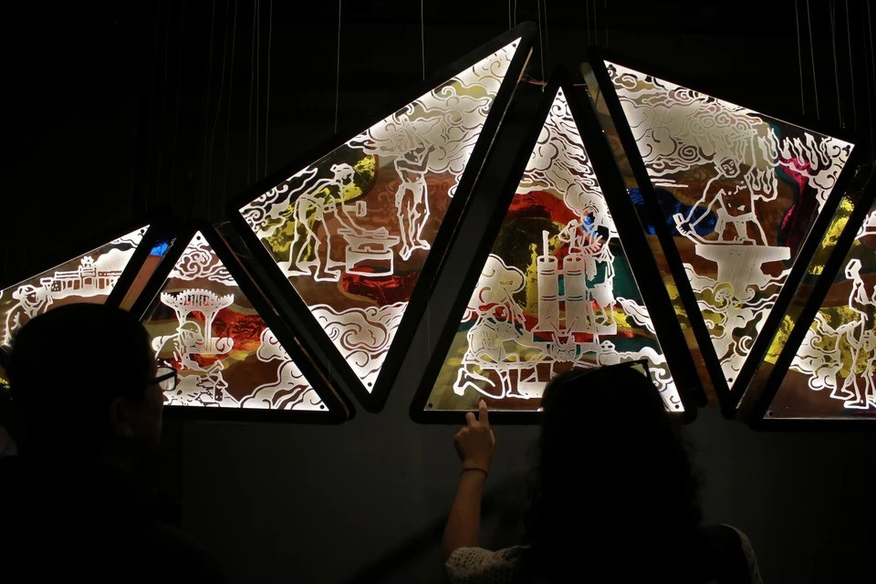 Del 22 de diciembre al 25 de abril de 2025, en el Templo de la Literatura, tiene lugar la exposición "Huellas de civilizaciones antiguas". El tema de la exposición es "Thien Quang", nombre del icónico pozo del centro cultural que acoge el evento . (Foto: Vietnam+)