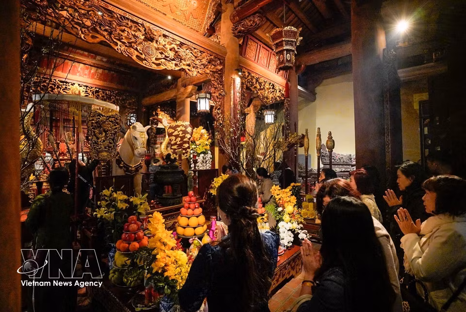 Personas visitan el Templo Bach Ma (Guardián del Este) durante el Año Nuevo Lunar. Foto: VNA