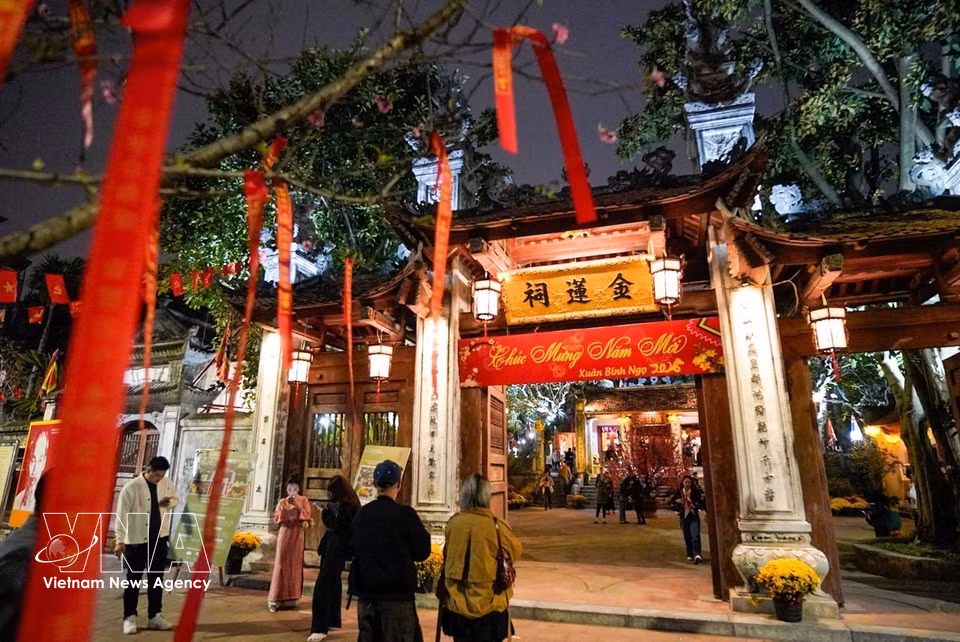 Gente visitando el Templo Kim Lien (Guardián del Sur) durante el Año Nuevo Lunar. Foto: VNA