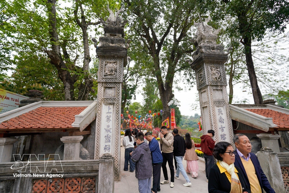 Personas visitando el Templo Voi Phuc (Guardián del Oeste) durante el Año Nuevo Lunar. Foto: VNA