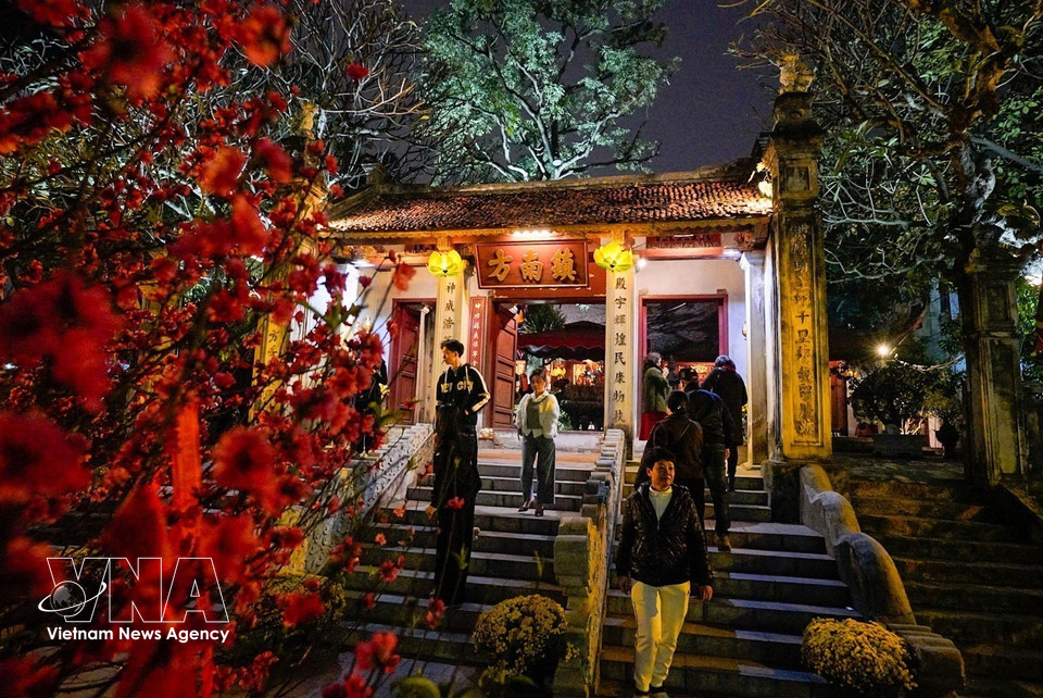 Gente visitando el Templo Kim Lien (Guardián del Sur) con motivo del Año Nuevo Lunar. Foto: VNA