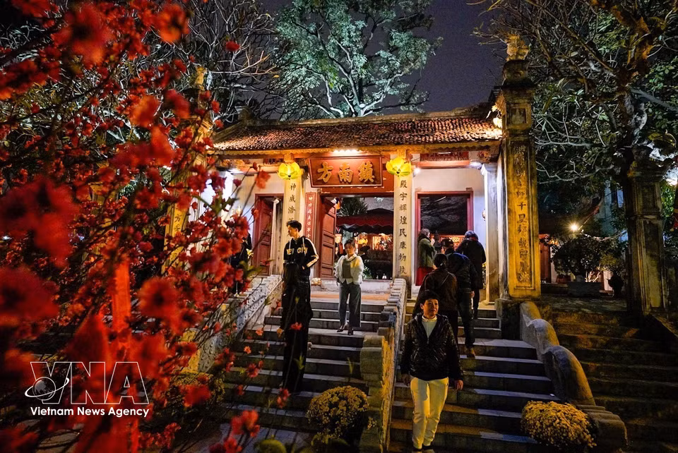 Gente visitando el Templo Kim Lien (Guardián del Sur) con motivo del Año Nuevo Lunar. Foto: VNA