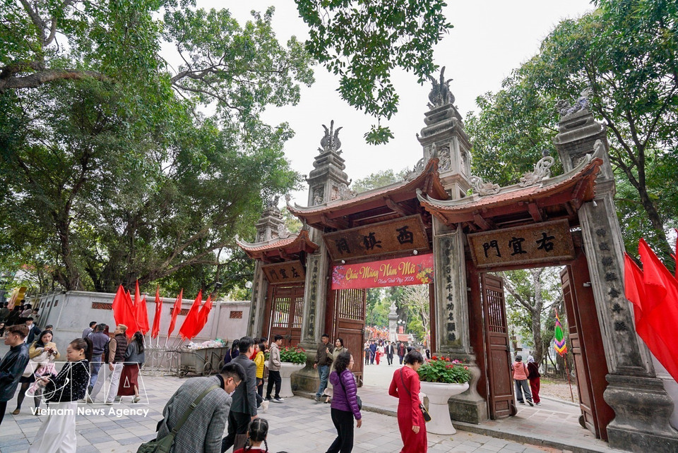 Personas visitando el Templo Voi Phuc (Guardián del Oeste) durante el Año Nuevo Lunar. Foto: VNA