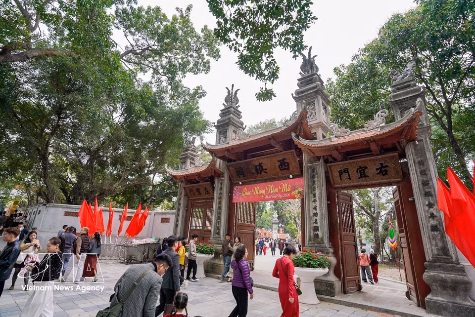 Personas visitando el Templo Voi Phuc (Guardián del Oeste) durante el Año Nuevo Lunar. Foto: VNA
