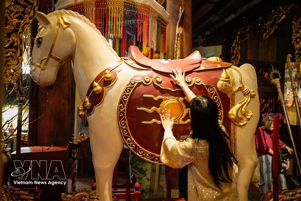 Gente visitando el Templo Bach Ma (Guardián del Este) con motivo del Año Nuevo Lunar. Foto: VNA