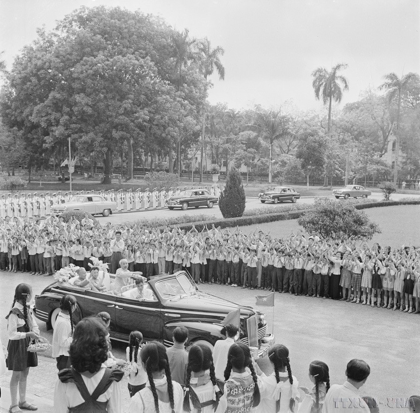 El Presidente Ho Chi Minh presidió una ceremonia de bienvenida al presidente chino Liu Shaoqi en visita oficial a Vietnam (10 de mayo de 1963). Foto: VNA