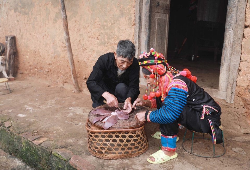 La costumbre de examinar el hígado del cerdo al comienzo del año es una tradición ancestral transmitida de generación en generación entre el pueblo Ha Nhi, y constituye un rito fundamental para cada familia en el primer día del año nuevo. (Foto: VNA)