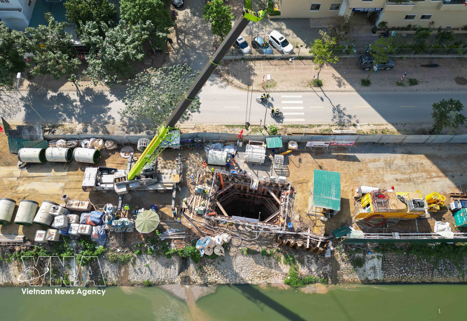 El sistema de máquinas AVN opera con tecnología de perforación dirigida automática, utilizando posicionamiento láser preciso a lo largo de la línea de perforación, realizando trabajos de instalación de tuberías a una profundidad de 12 a 15 metros. Foto: VNA