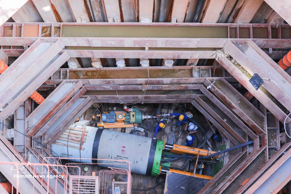 El sistema de alcantarillado a lo largo del río Lu es un sistema de perforación dirigida avanzado, que se aplica por primera vez en el proyecto de tratamiento de aguas residuales de la capital. Foto: VNA