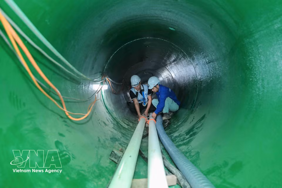 El sistema de perforación dirigida AVN bajo el suelo siempre se somete a revisiones y mantenimiento regulares para garantizar su funcionamiento estable y seguro. Foto: VNA