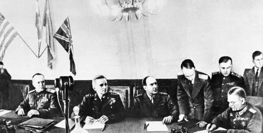 En la noche del 8 de mayo de 1945, en los suburbios de la capital alemana, Berlín (madrugada del 9 de mayo, hora de Moscú), la Alemania nazi firmó un documento de rendición incondicional a la Unión Soviética y sus aliados, poniendo fin a la Segunda Guerra Mundial en Europa. Foto: Documentos Internacionales/VNA