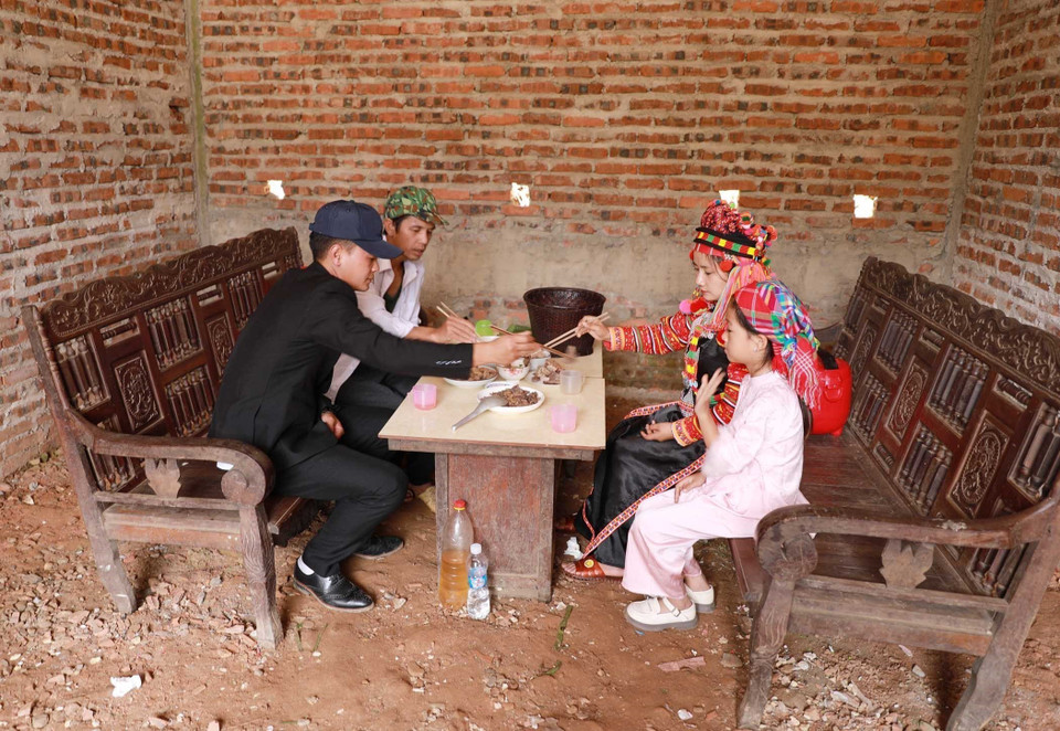 En general, todos se sientan a la mesa y comparten platillos como muestra de respeto y para atraer la buena fortuna para el año nuevo. (Foto: VNA)