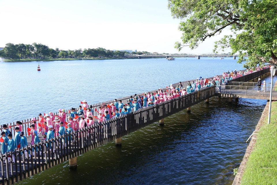 Paseo peatonal del río Perfume, un lugar donde se organizan con frecuencia actividades culturales y turísticas en Hue. Foto: VNA